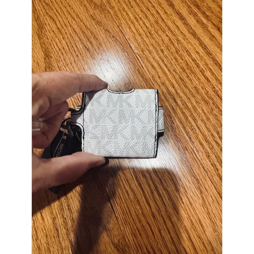 Michael Kors Signature Logo AirPod Case White Grey Clip On Tech Accessory NEW
